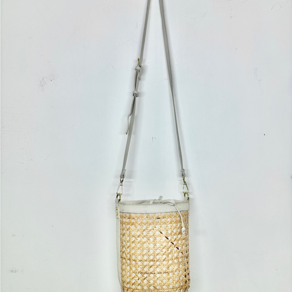 Tommy Bahama Rattan Woven Handbag Bucket Bag Convertible in taupe